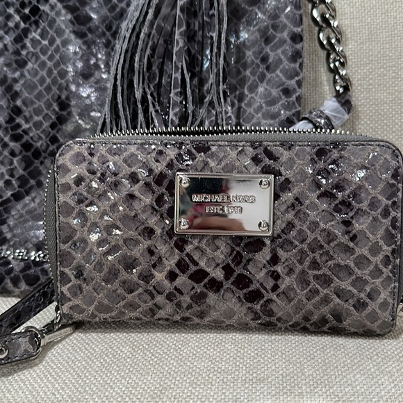 Grey snake embossed Michael Kors purse and matching wallet - Picture 4 of 5